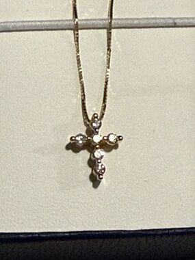 Elegant 14kt Gold Diamond Cross Pendant Necklace .20ct